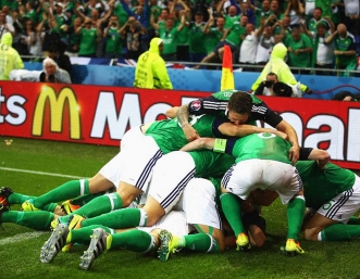 Северна Ирландия с историческа победа