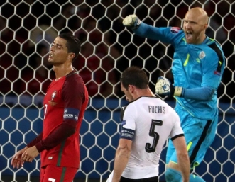 Роналдо грешник за Португалия в нова издънка на отбора