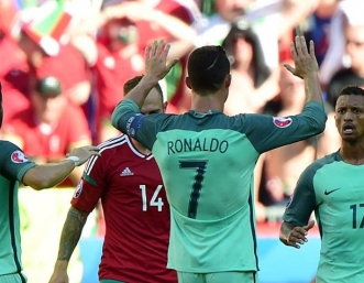 Роналдо изригна, но защитата провали Португалия