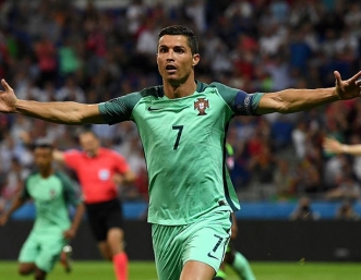 Кристиано спечели битката с Бейл и Португалия е на финал