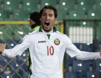 Измъчена победа доближи България до лидерите в групата