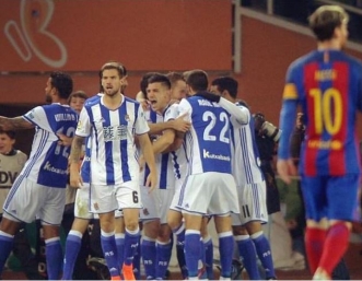 Барселона получи съдийско рамо, за да се спаси в Сан Себастиан.