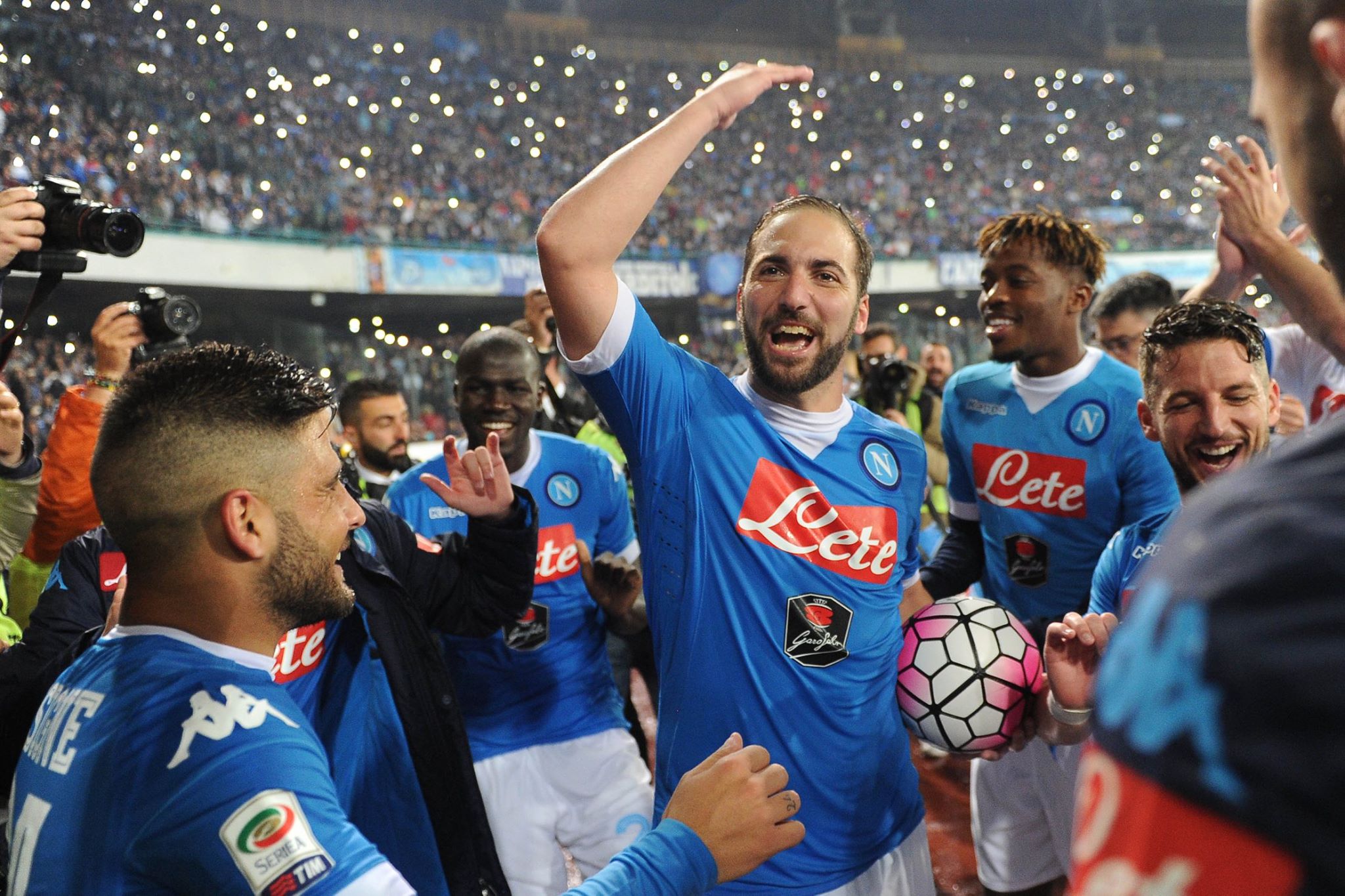 Наполи директно в групите на ШЛ, Игуаин с рекорд, а Палермо се спаси