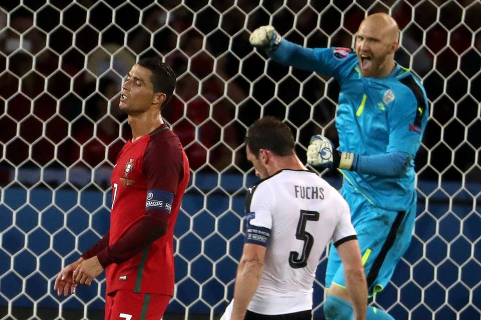 Роналдо грешник за Португалия в нова издънка на отбора