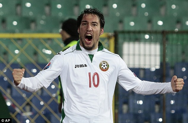 Измъчена победа доближи България до лидерите в групата