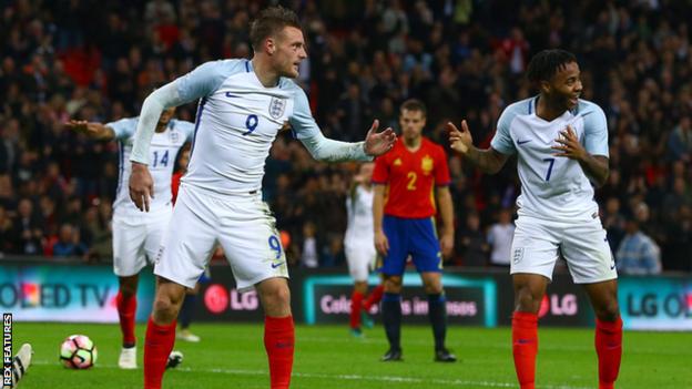 Англия и Испания с драматично равенство